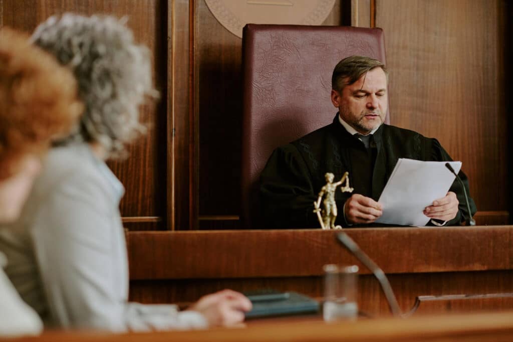 sąd zadaje pytania na sprawie o pozbawienie władzy rodzicielskiej