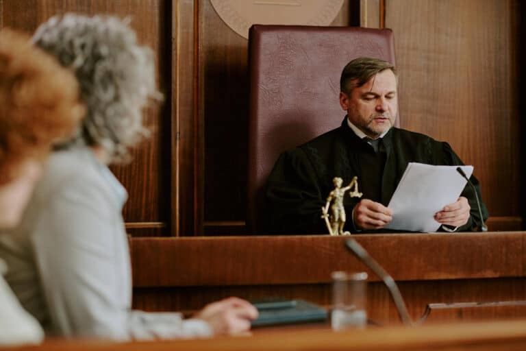 sąd zadaje pytania na sprawie o pozbawienie władzy rodzicielskiej